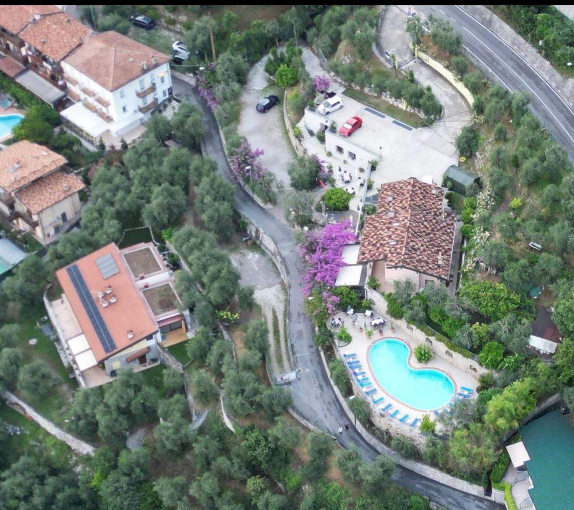 Hotel Augusta Garni リモーネ・スル・ガルダ エクステリア 写真