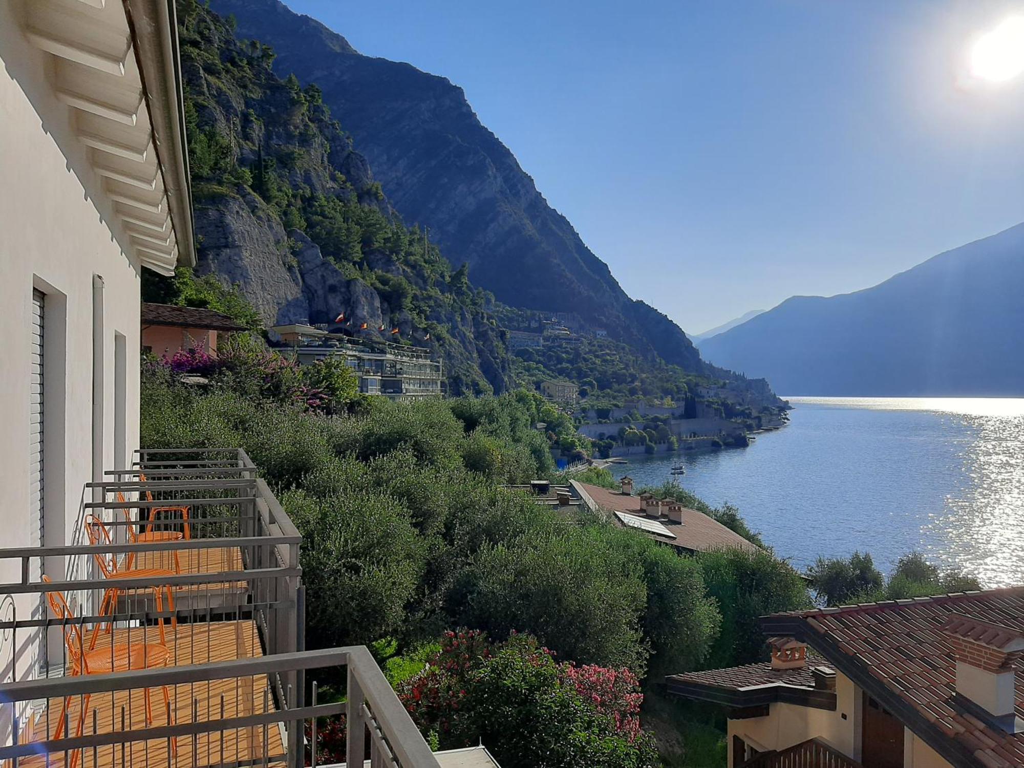 Hotel Augusta Garni リモーネ・スル・ガルダ エクステリア 写真