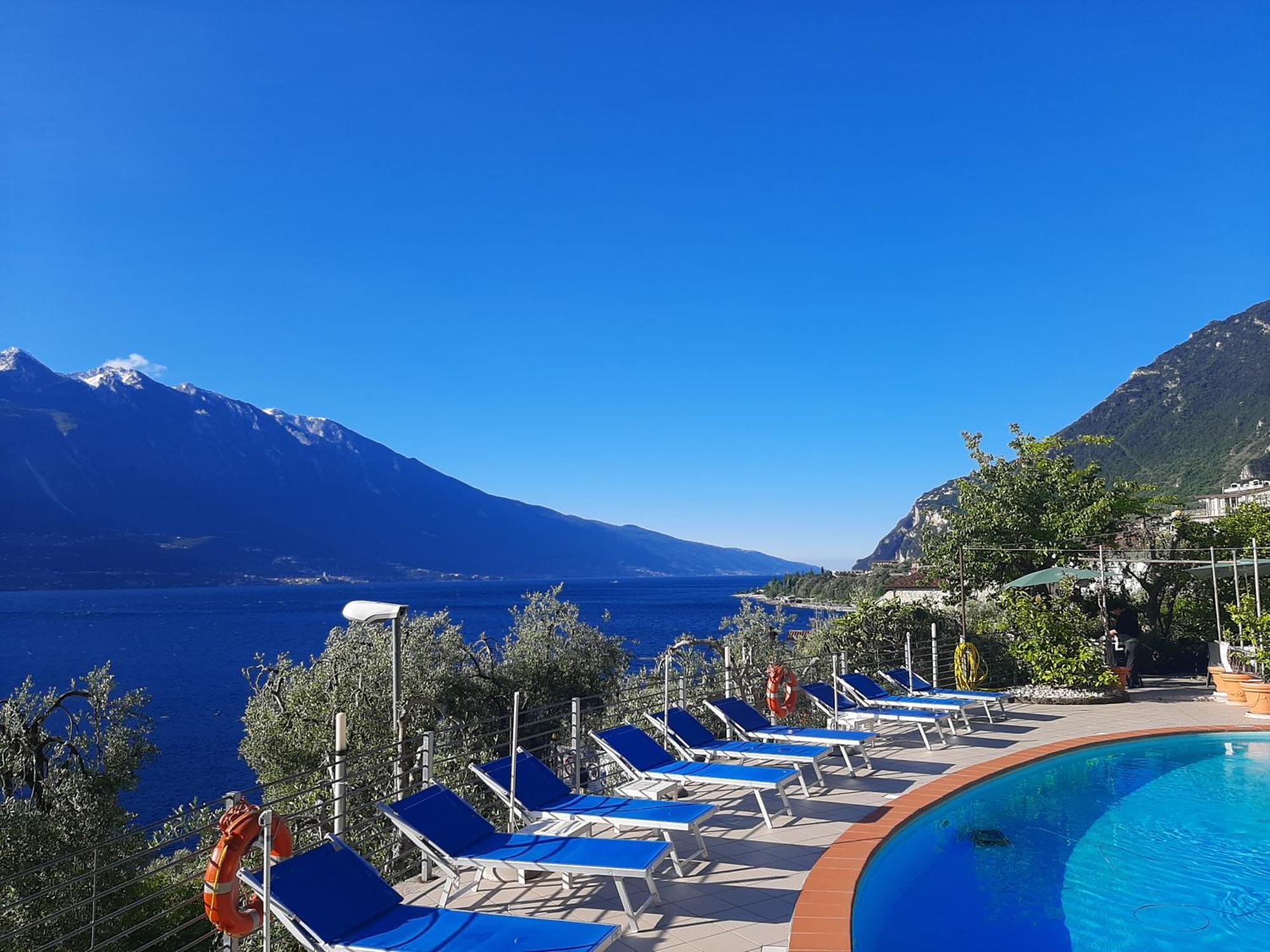 Hotel Augusta Garni リモーネ・スル・ガルダ エクステリア 写真